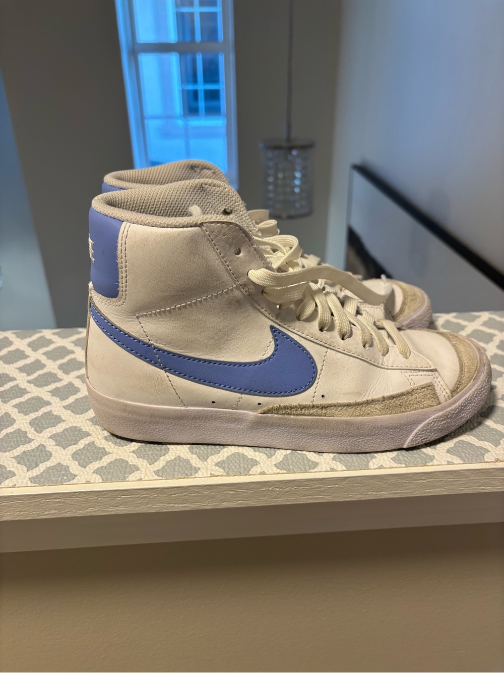 BLAZER MID '77 (BIG KID) Nike Blazer Mid 77 GS
White / Royal Pulse 4.5Y